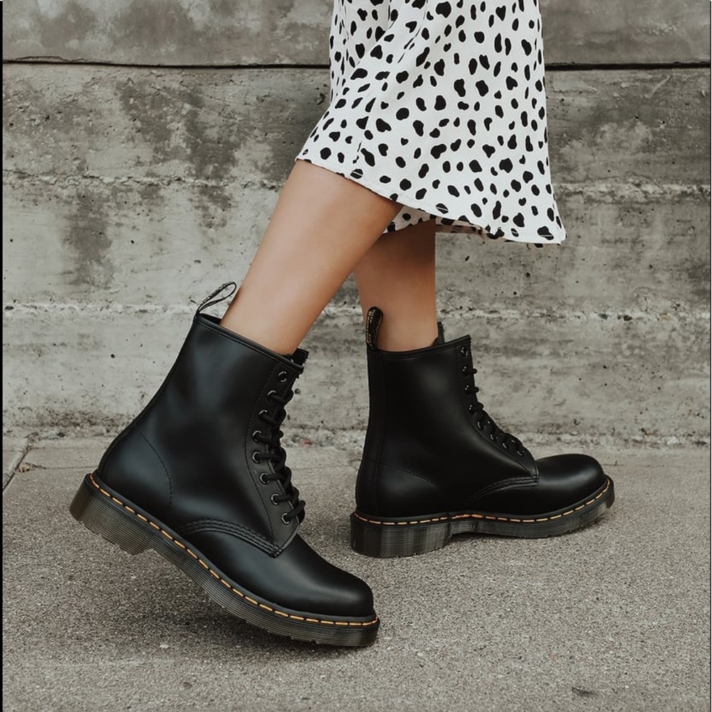 Dr Martens Classic 11821 Smooth 8 Eyelet Boots